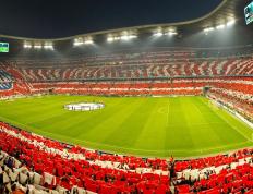 开云体育官网-哈登逆境挥利刃，国王铁阵锁活塞，篮球场上的英雄孤胆与钢铁长城