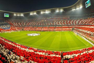 开云体育官网-哈登逆境挥利刃，国王铁阵锁活塞，篮球场上的英雄孤胆与钢铁长城