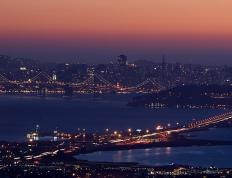 开云下载-76人对阵雄鹿激战正酣，切特·霍姆格伦迎生涯里程碑