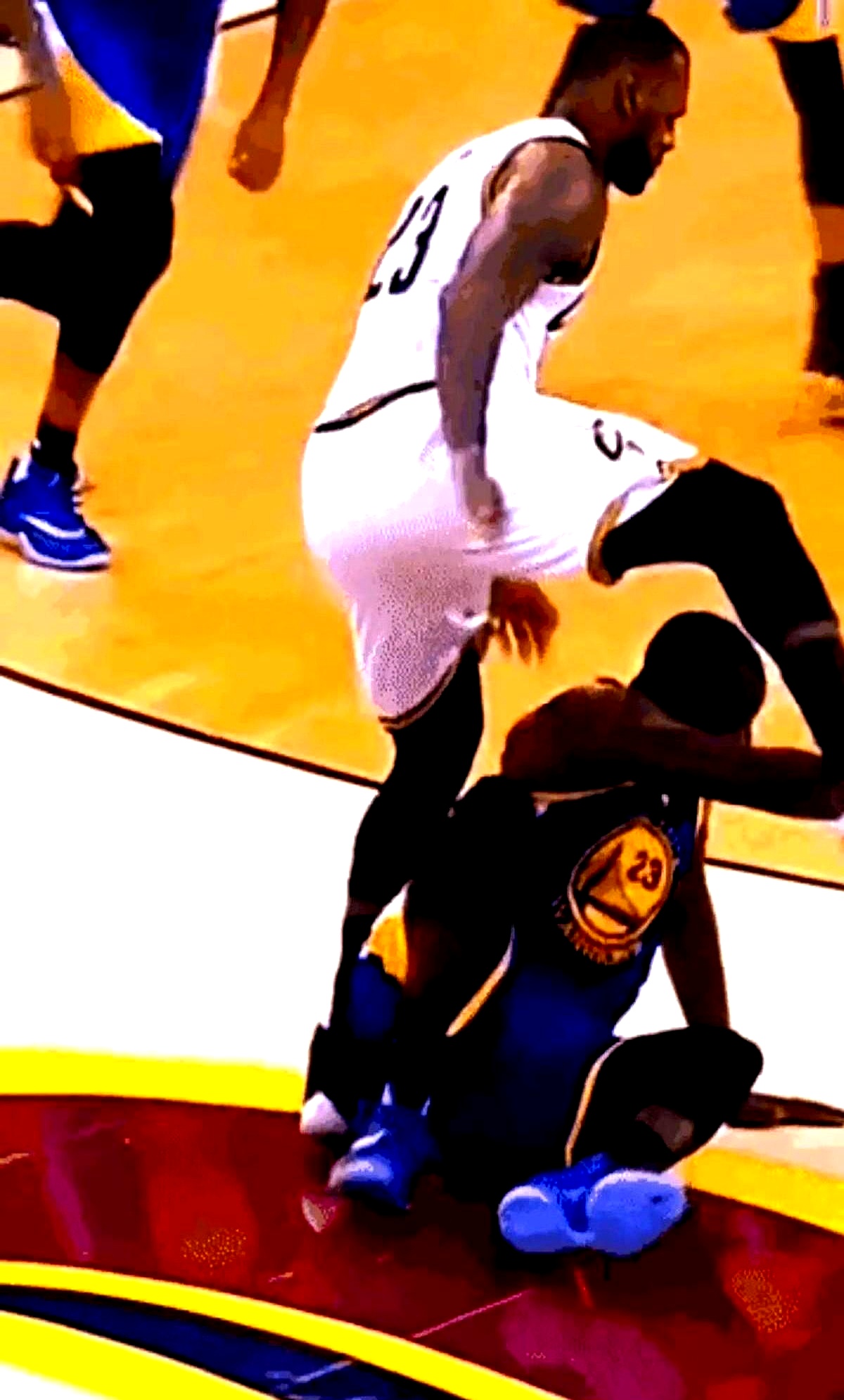 开云APP-NBA球员在比赛中举动失当，引发公愤