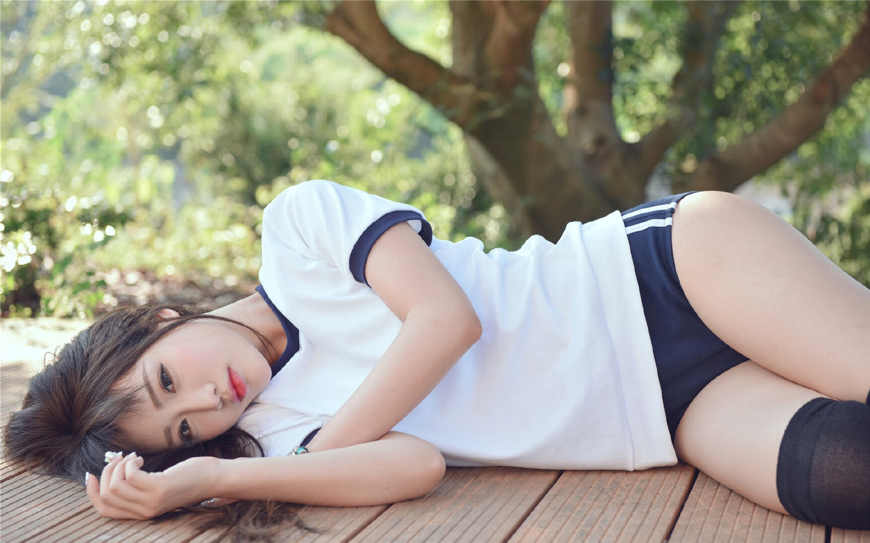 开云下载-范戴克重铸铁卫荣光,安哥拉逆袭收割尼斯,足球世界的救赎与奇迹